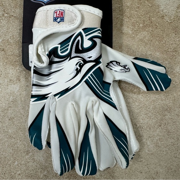 PHILADELPHIA EAGLES RECEIVER YOUTH GLOVES
Size: Youth Medium - Picture 2 of 5